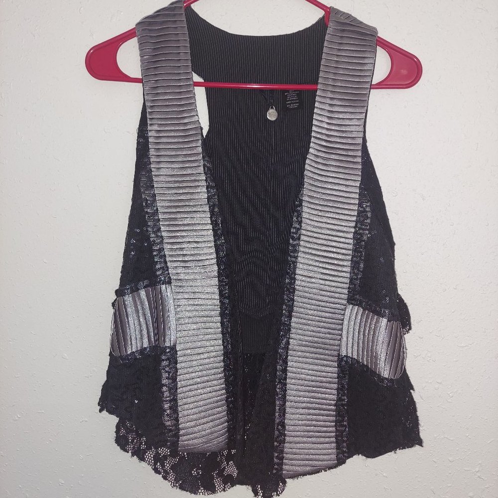 BKE Boutique Size Medium Women's Lace and Sequin Open Front Vest